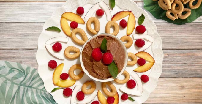 Hummus de chocolate con rosquillas y frutas