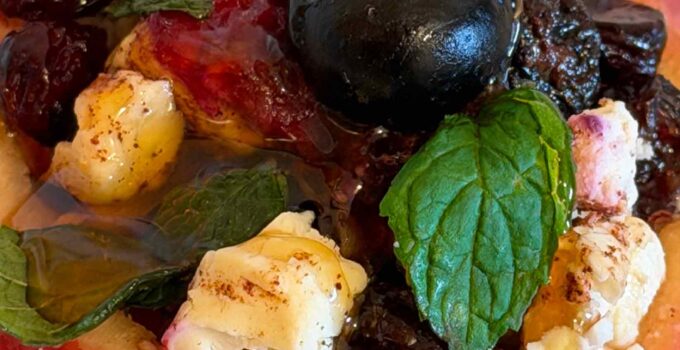 Manzana con queso feta y arándanos