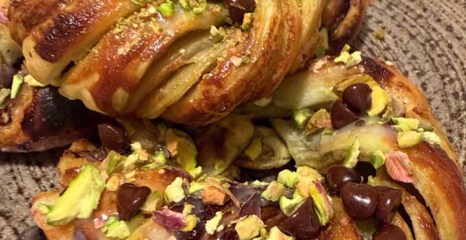 Hojaldres con crema de pistacho y chocolate