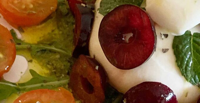 Ensalada de burrata con cerezas